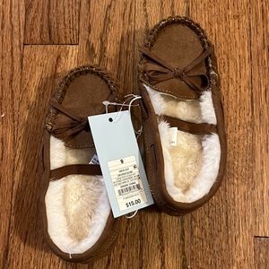 Cat and Jack girls slippers. NWT